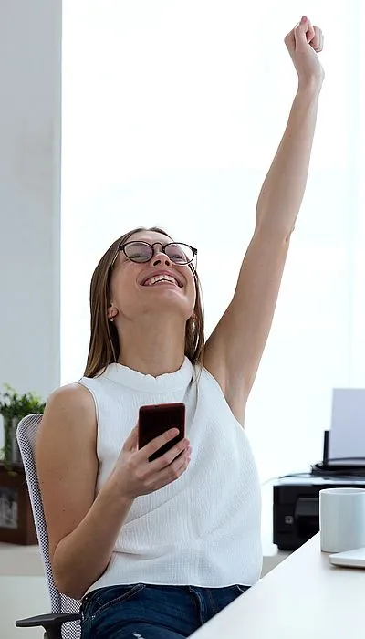 Mujer con auriculares concentrada en su trabajo